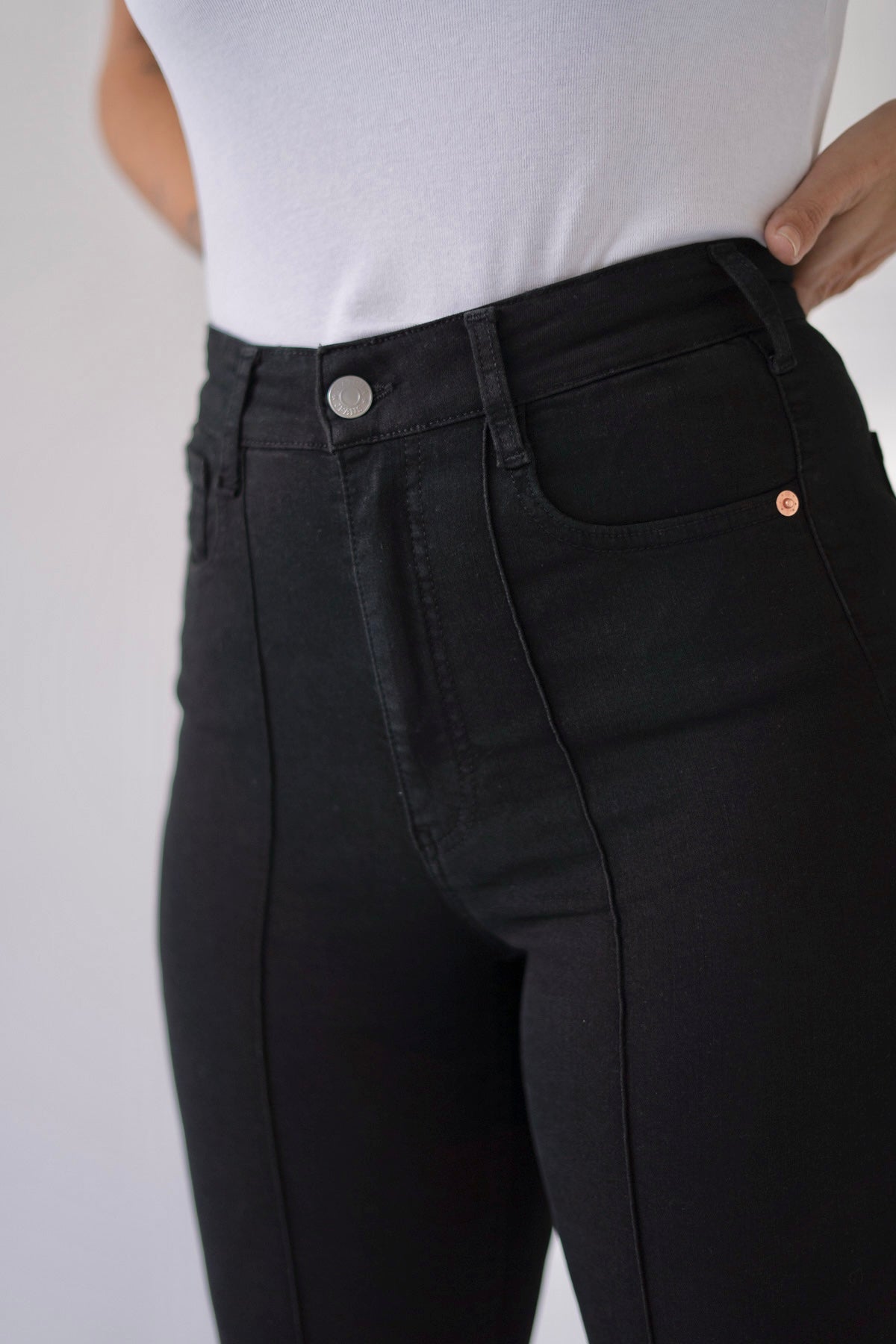 Strakke broek met siernaad – zwart