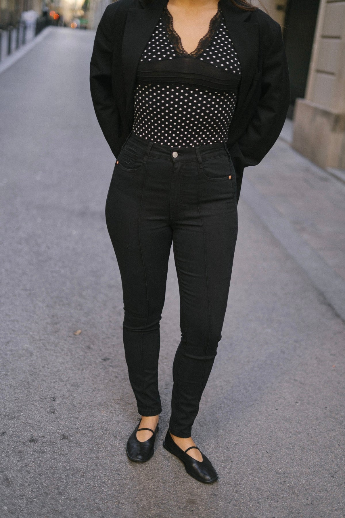 Strakke broek met siernaad – zwart